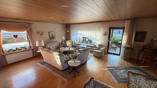 Wohnzimmer mit Ausgang in den Wintergarten - 