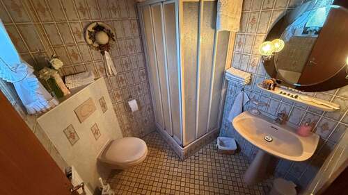 Gäste-WC mit Dusche - 