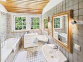 Badezimmer mit Wanne - 