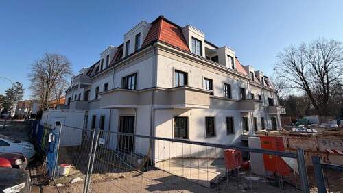 Fassade im Sonnenschein - 4 Zimmer Etagenwohnung zum Kaufen in Stahnsdorf