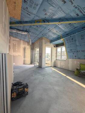 Wohnbereich mit hoher Decke - Etagenwohnung mit 105,80 m&sup2; in Stahnsdorf zum Kaufen