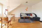 Wohnzimmer - Hübsche 2-ZKB im Dach mit nagelneuer Einbauküche! großer Südbalkon, 58 m², TG, IN-Nord, ruhige Lage