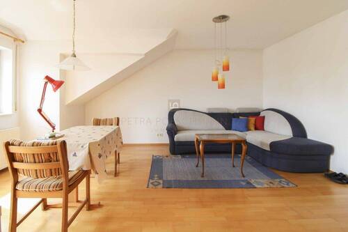 Wohnzimmer - Hübsche 2-ZKB im Dach mit nagelneuer Einbauküche! großer Südbalkon, 58 m², TG, IN-Nord, ruhige Lage