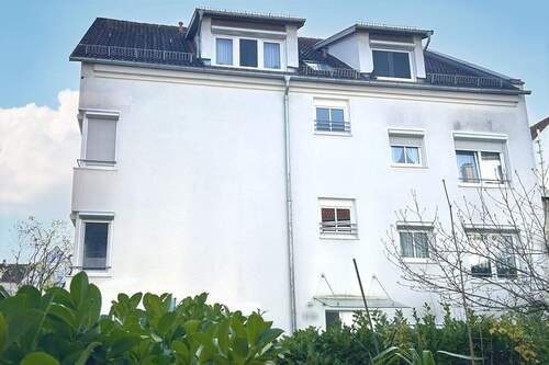 Hausansicht - Zentral & ruhig! Freiw. 4-Zi.-DG-Whg. mit sonnigem Balkon, Aufzug, Bj. 2004, TG-Stellplatz