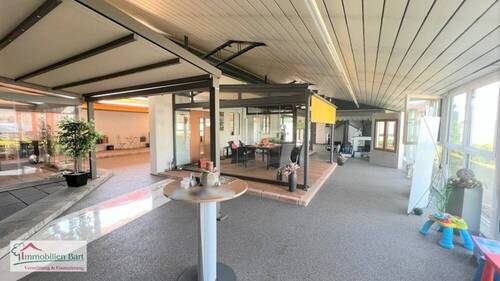 Gewerbehalle - AN DER A8 ! Ausstellungshalle mit Wohnhaus auf 40 Ar Grundstück!