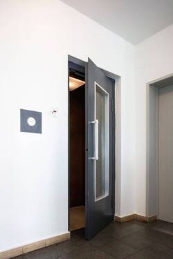 Treppenhaus_Fahrstuhl - Etagenwohnung mit 81,00 m² in Berlin zum Kaufen