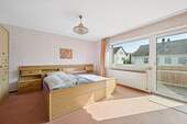 Großzügiges Schlafzimmer mit Balkon - 