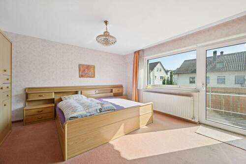 Großzügiges Schlafzimmer mit Balkon - 