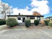 Hausansicht Vorderseite - Freistehender Bungalow in gefragter Wohnlage