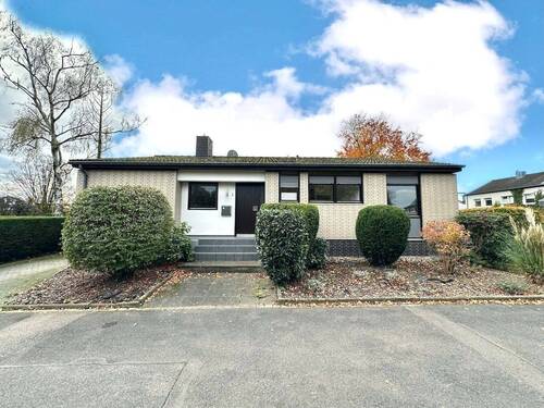 Hausansicht Vorderseite - Freistehender Bungalow in gefragter Wohnlage