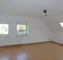 Preiswerte und gemütliche 3-Zimmer-Dachwohnung mit Laminat und Bad mit Dusche - Roßwein