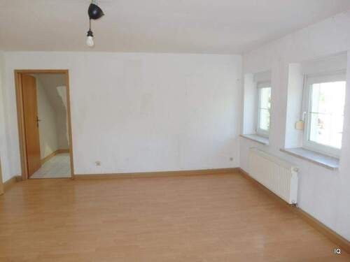 Wohnzimmer, Zugang zur Küche - 3 Zimmer Etagenwohnung zur Miete in Roßwein