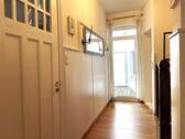 Flur m. Blick zum Balkon - 