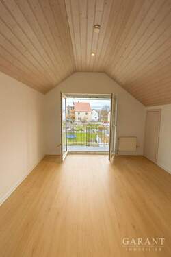 DG - Hübsche 2 Zimmer-Dachgeschoss-Wohnung mit Balkon im Grünen