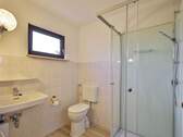 Badezimmer im Untergeschoss - 