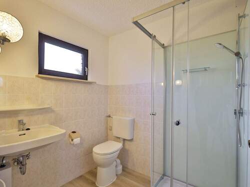 Badezimmer im Untergeschoss - 