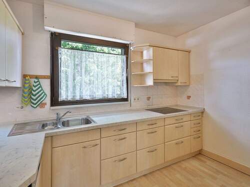 Helle Küche im Erdgeschoss - 8 Zimmer Einfamilienhaus in Leinfelden-Echterdingen