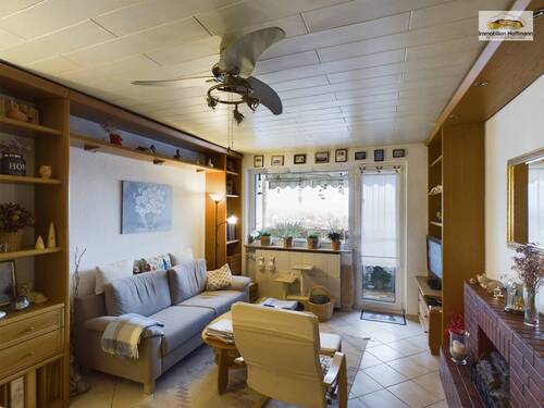 Helles Wohnzimmer mit Weitblick - Gepflegte 3-Zimmer-Wohnung mit Balkon & Stellplatz - sofort bezugsfrei!