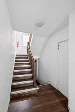 Treppenhaus - Mehrfamilienhaus, Wohnhaus mit 252,40 m² in Stuttgart / Bad Cannstatt zum Kaufen