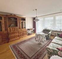 Frei & hell! 2-Zi-Whg. mit Balkon & Aussicht, EBK, Parkett, Aufzug, TG-Stellplatz, z. T. renoviert - Stuttgart Giebel