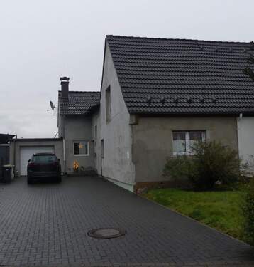 Frontansicht mit Einfahrt - Provisionsfrei für Ersteher - Einfamiliendoppelhaushälfte - ZV!