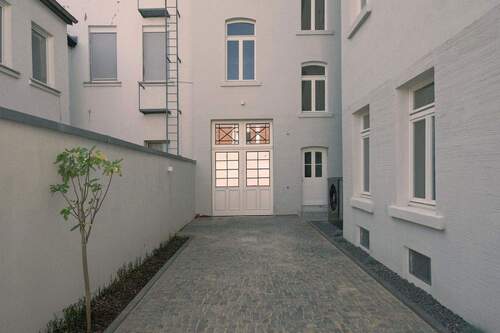 Innenhof Blick zum Haupthaus - 