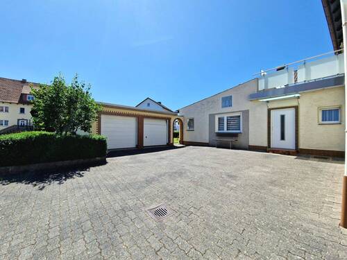 Hof mit Doppelgarage - Einfamilienhaus mit 231,00 m&sup2; in Hessisch Lichtenau / Walburg zum Kaufen