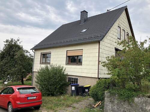Hausfront - 7 Zimmer Einfamilienhaus zum Kaufen in Freisen