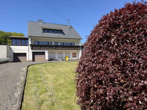 Gartenansicht mit Zufahrt - 