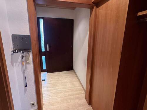 Flur Eingangsbereich - 6 Zimmer Mehrfamilienhaus, Wohnhaus in Freiberg am Neckar