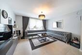 Wohnzimmer - Exklusive Erdgeschosswohnung, 2 Balkonen und großzügiger Raumaufteilung