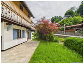 Im Garten - Zeitlos schön: Gartenwohnung am Alpbach in Tegernsee nach Kernsanierung