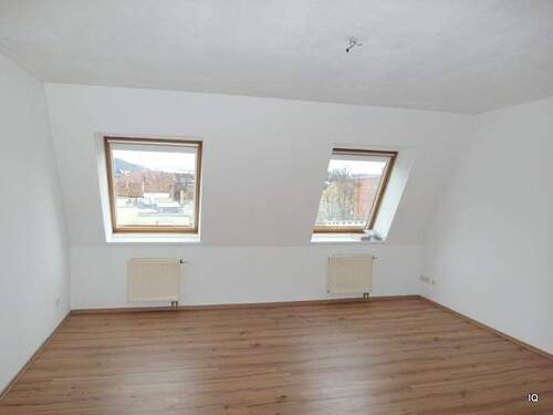 Wohnzimmer - Frei ab sofort: Gemütliche 2-Zimmer-Wohnung mit Laminatboden und Wanne + Dusche * Aufzug vorhanden
