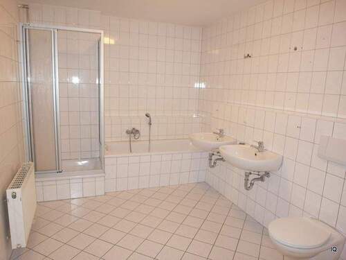 Bad mit Wanne und Dusche - Etagenwohnung mit 75,00 m² in Freital zum Kaufen
