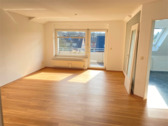 Wohnzimmer, Balkon + Küche - 3 Zimmer Etagenwohnung zum Kaufen in Rheinberg