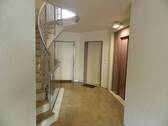 Freundliches Treppenhaus mit Aufzug - 