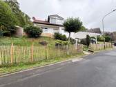 Straßenansicht 1 - EFH mit traumhaftem Grundstück und Baureserve
