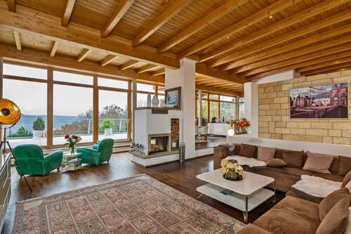 sehr großer und heller Wohnbereich mit Kamin - 