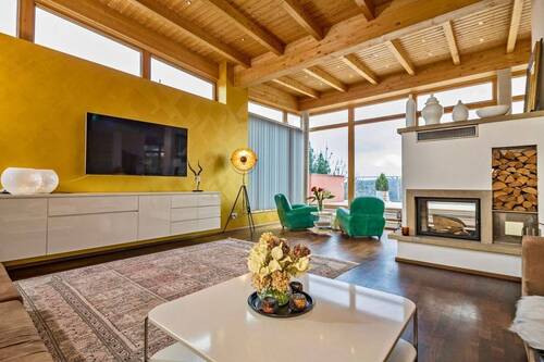 sehr großer und heller Wohnbereich mit Kamin - 