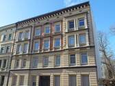 Ansicht Straßenseite - Ab sofort zu haben: Gemütliche Singlewohnung mit Balkon (Hofseite), sep. Küche, Laminat & Badewanne