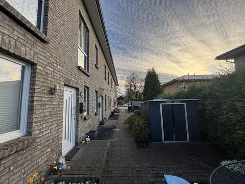 Außenansicht 2.jpg - 4 Zimmer Reihenendhaus in Norderstedt