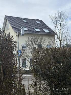 Vorderansicht - Großzügige Doppelhaushälfte mit 'Sieben' Zimmern!