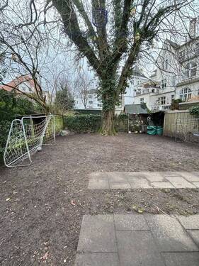 Grundstücksrückseite mit Stellplätzen - 