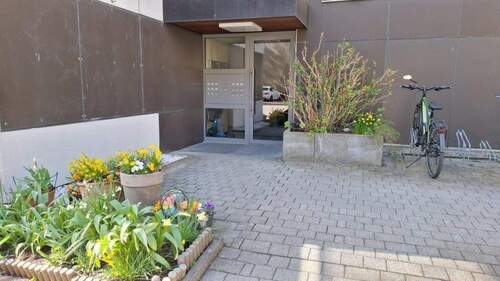 Gepflegter Hauseingang - 4 Zimmer Etagenwohnung in Nürnberg