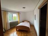 Schlafzimmer mit Ankleide im Erdgeschoss - 