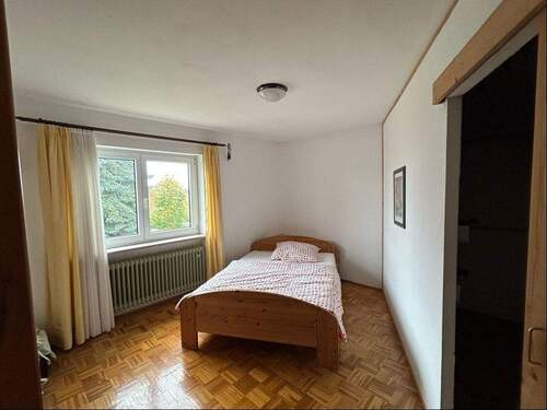 Schlafzimmer mit Ankleide im Erdgeschoss - 