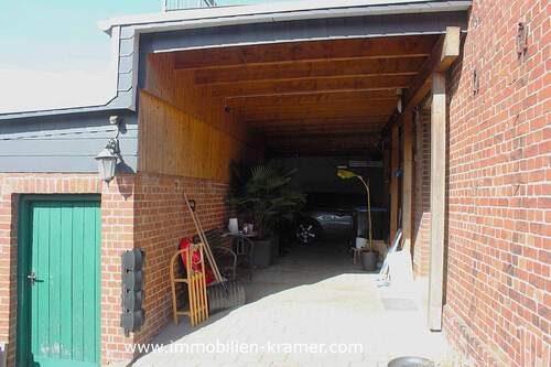 Der überdachte Stellplatz hinter dem Haus - 