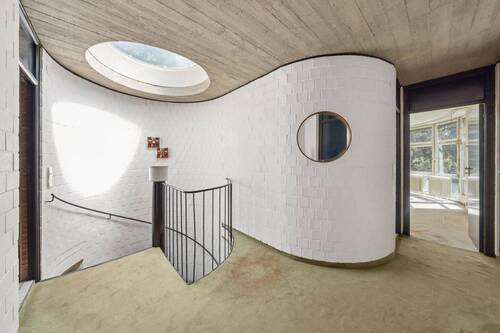Bild 1 - Sanierungsbedürftige Ikone der 70er-Architektur in Südlage - unverbaubarer Wasserblick