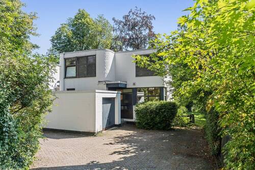 Eingang und Garage - 4 Zimmer Einfamilienhaus in Berlin