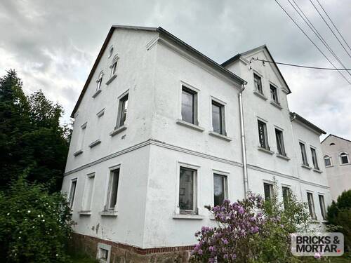 Straßenansicht - +++ Mehrfamilienhaus zum Sanieren in zentraler Lage von Pulsnitz +++